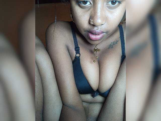 Victoria33 live cam on BongaCams