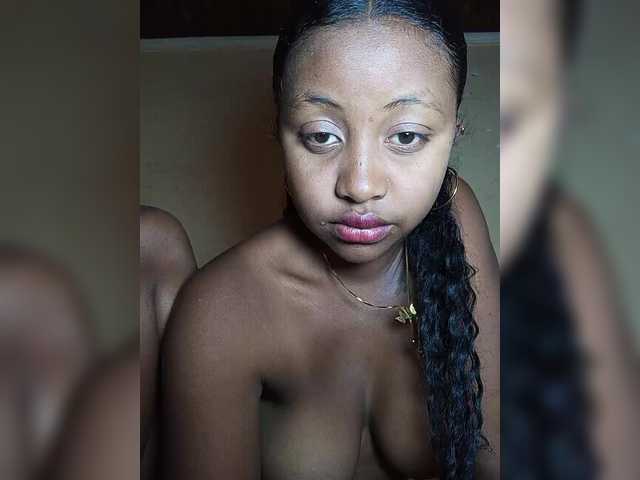 Victoria33 live cam on BongaCams