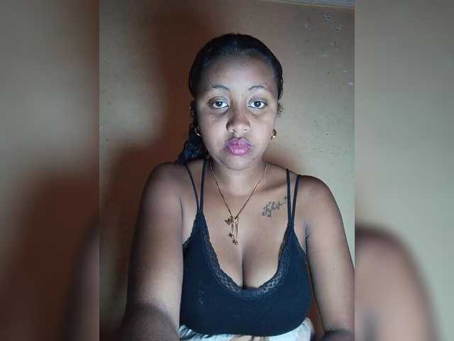 Victoria33 live cam on BongaCams