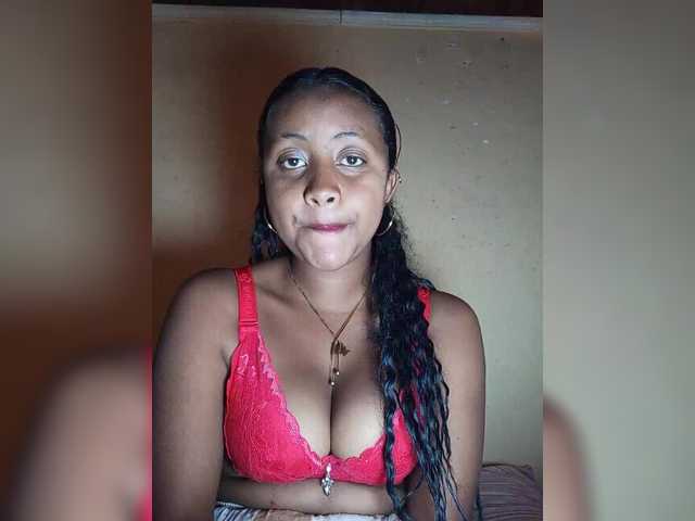 Victoria33 live cam on BongaCams