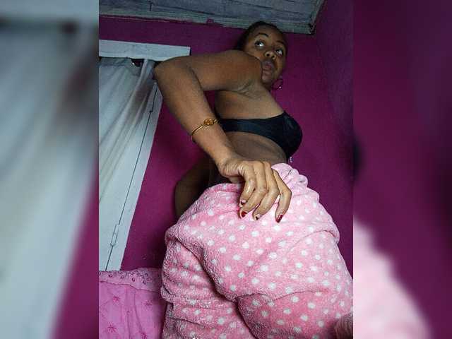 Victoria33 live cam on BongaCams