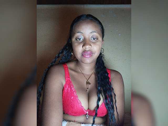 Victoria33 live cam on BongaCams