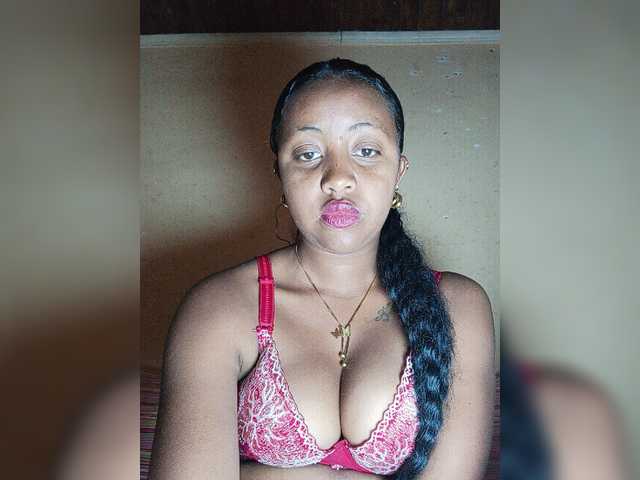 Victoria33 live cam on BongaCams