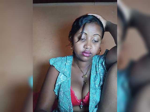 Victoria33 webcam bongacams model stream image