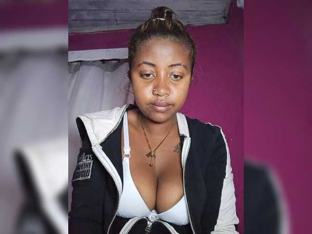 Victoria33 live cam on BongaCams