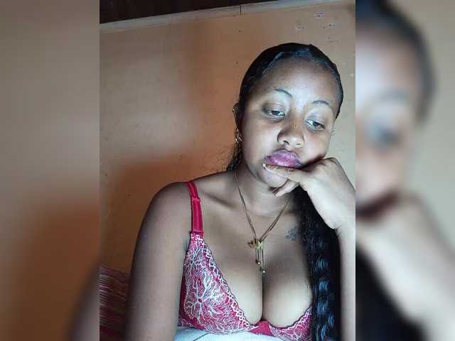 Victoria33 live cam on BongaCams