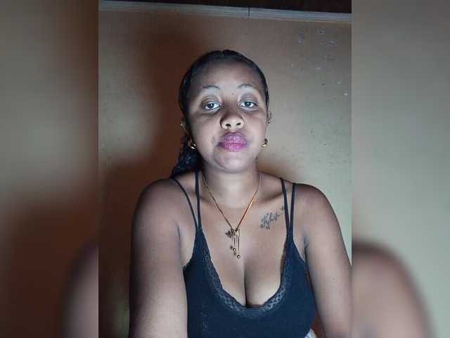 Victoria33 live cam on BongaCams
