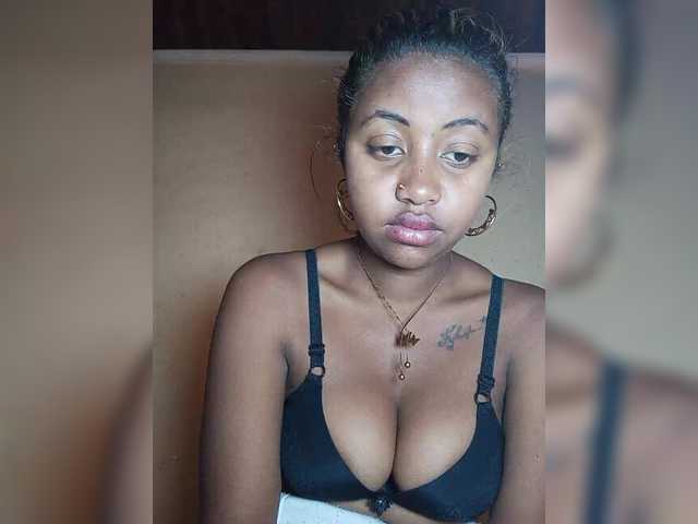 Victoria33 live cam on BongaCams