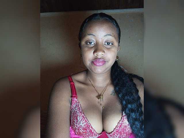 Victoria33 live cam on BongaCams