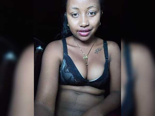 Victoria33 live cam on BongaCams