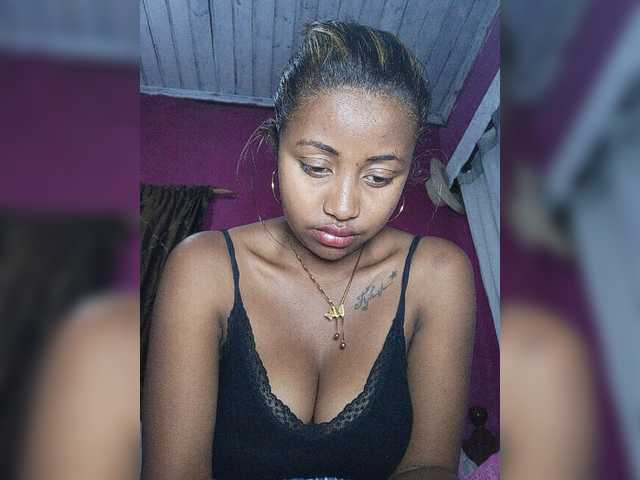 Victoria33 live cam on BongaCams