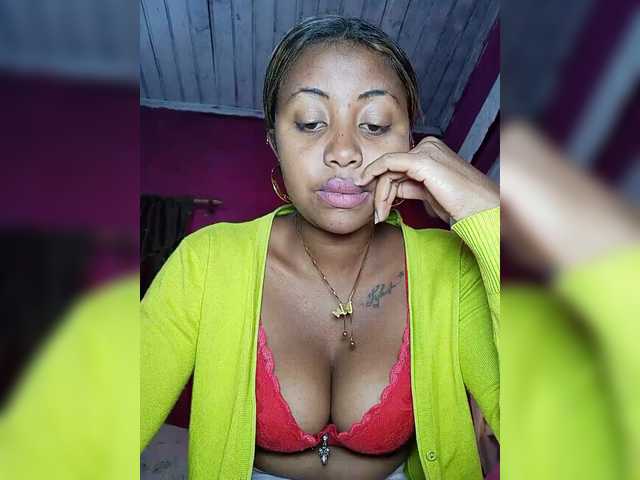 Victoria33 live cam on BongaCams