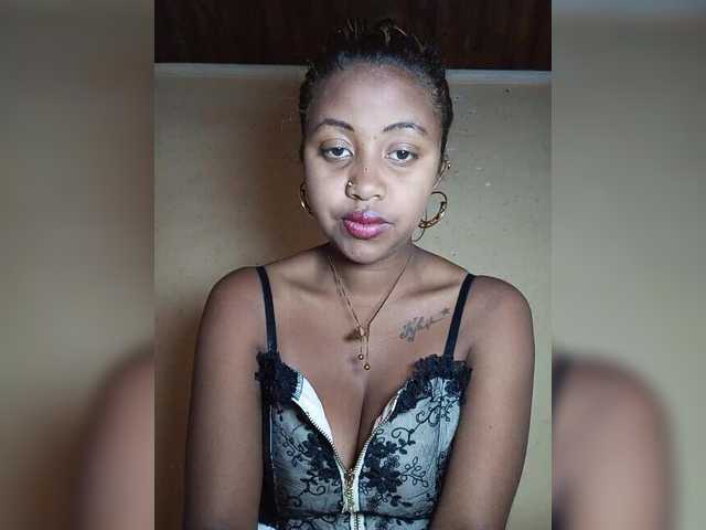 Victoria33 live cam on BongaCams