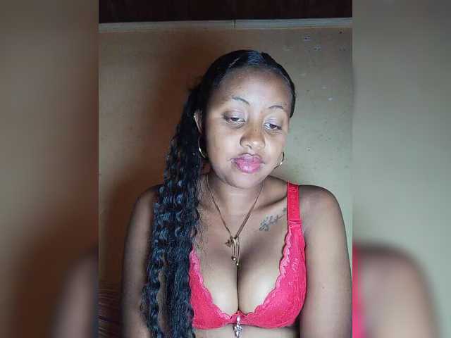 Victoria33 live cam on BongaCams