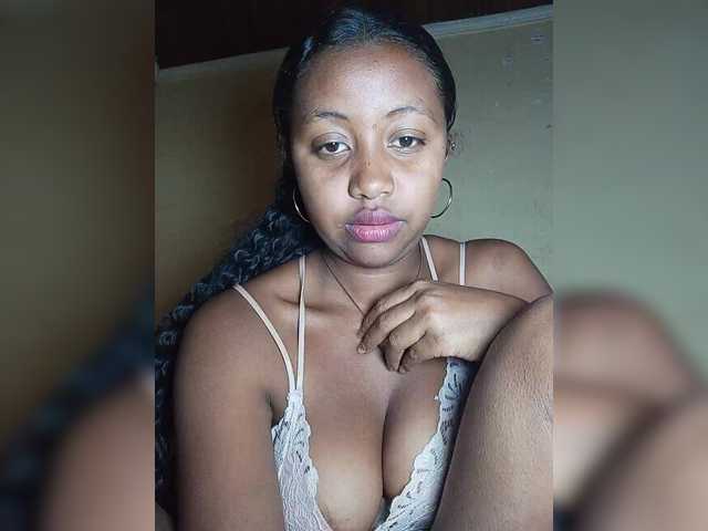 Victoria33 live cam on BongaCams