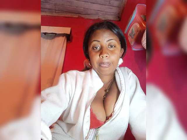 Victoria33 live cam on BongaCams