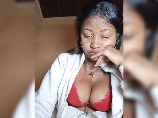 Victoria33 live cam on BongaCams