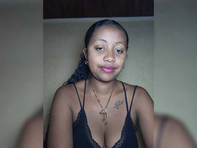 Victoria33 live cam on BongaCams