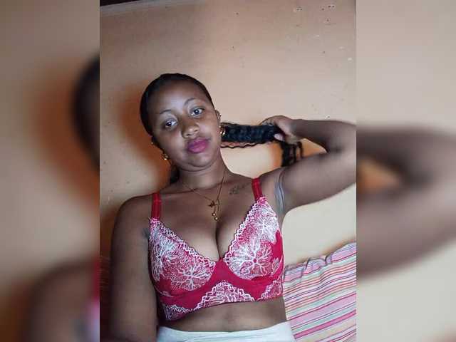 Victoria33 live cam on BongaCams