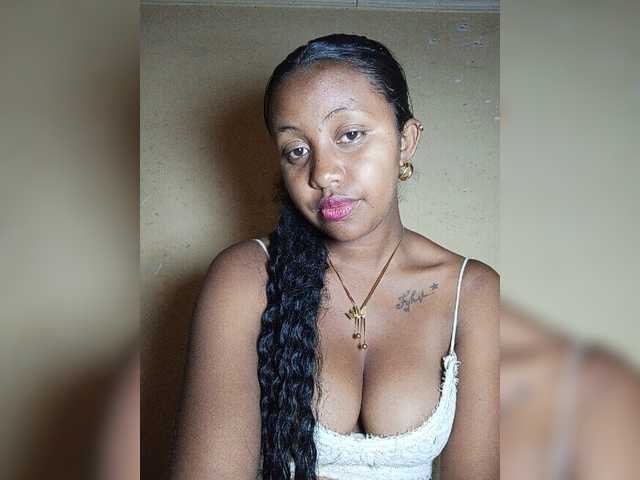 Victoria33 live cam on BongaCams