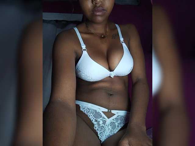 Victoria33 live cam on BongaCams