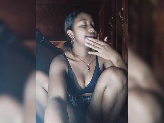 Victoria33's BongaCams show and profile