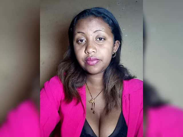 Victoria33 live cam on BongaCams