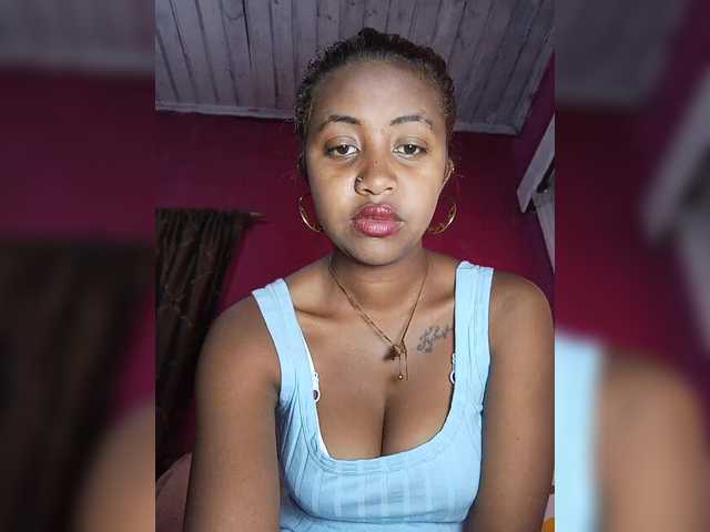 Victoria33 live cam on BongaCams