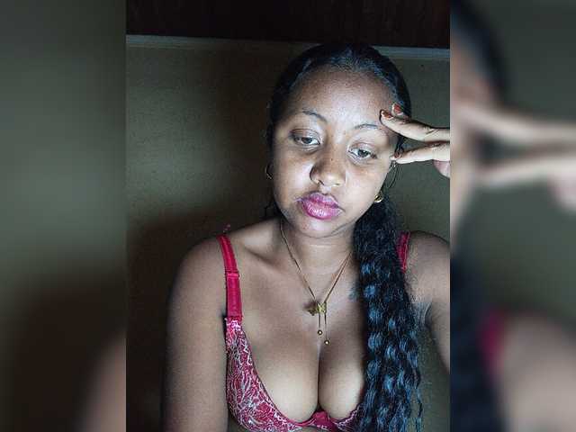 Victoria33 live cam on BongaCams