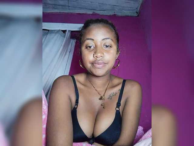 Victoria33 live cam on BongaCams
