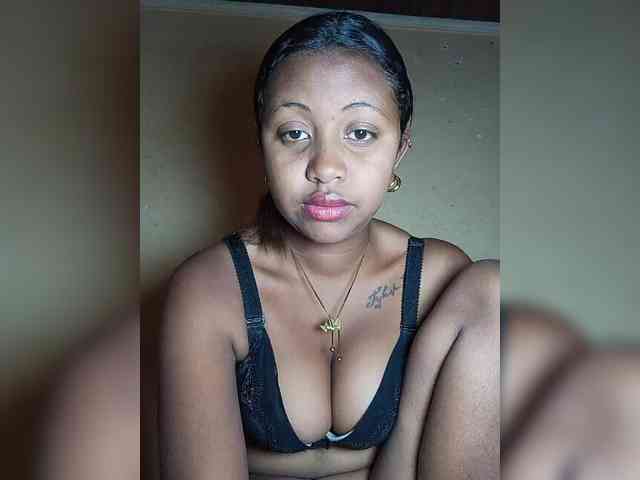 Model: Victoria33