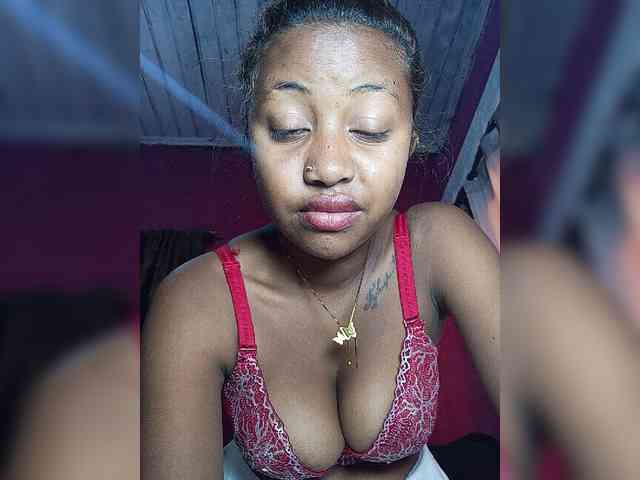 Victoria33 Live Webcam on BongaCams