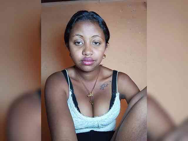 Model: Victoria33