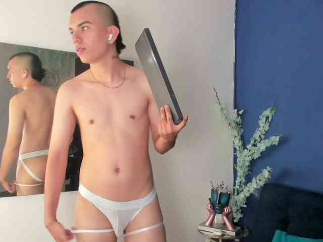 Rowan-Cleyy Sex Cam Show