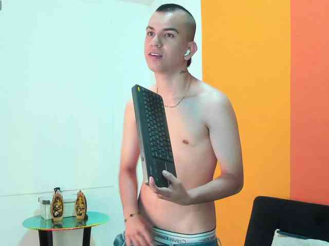 Rowan-Cleyy Sex Cam Show