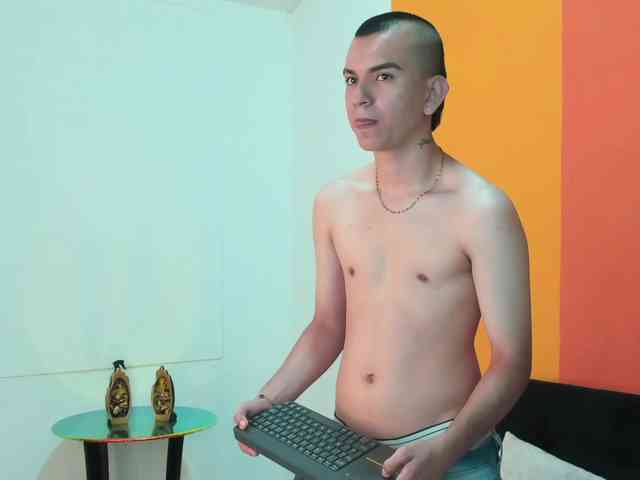Rowan-Cleyy Sex Cam Show