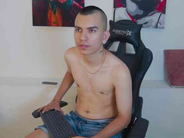 Rowan-Cleyy Sex Cam Show