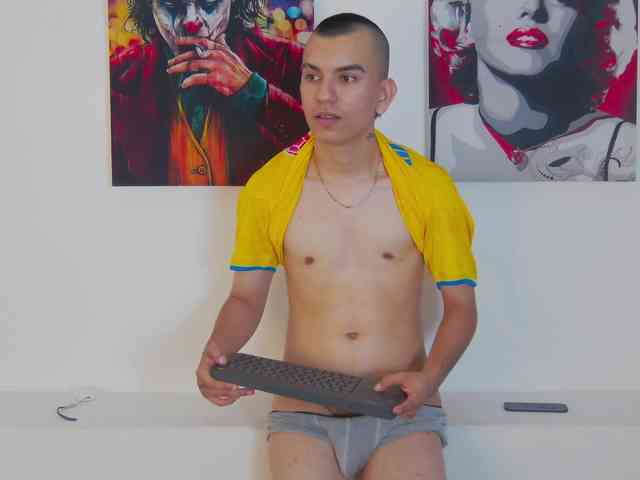 Rowan-Cleyy Sex Cam Show