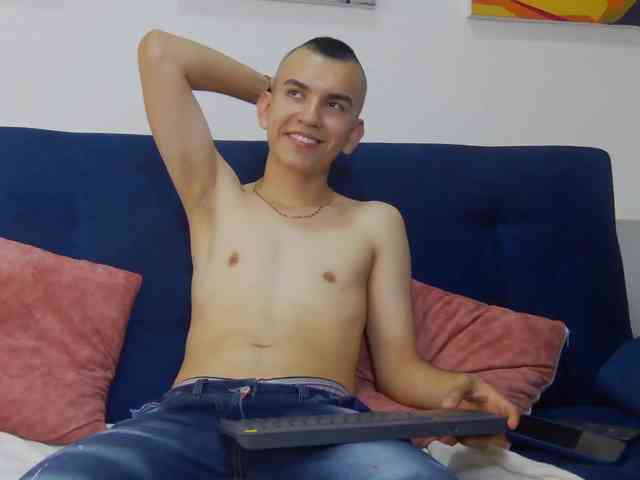 Rowan-Cleyy Live Webcam on BongaCams