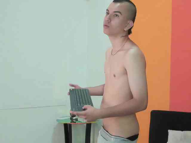 Rowan-Cleyy Sex Cam Show