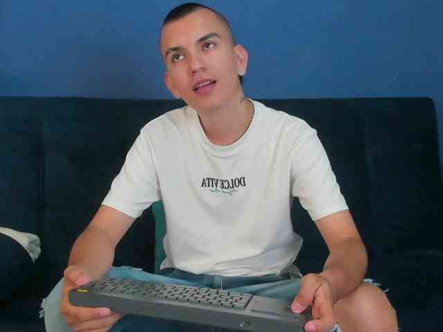 Rowan-Cleyy Live Webcam on BongaCams