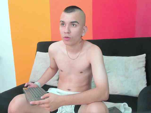 Rowan-Cleyy Sex Cam Show