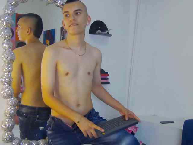 Rowan-Cleyy Live Webcam on BongaCams