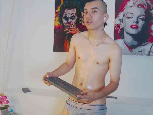 Rowan-Cleyy Sex Cam Show