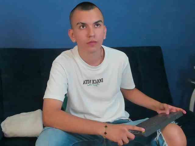 Rowan-Cleyy Live Webcam on BongaCams