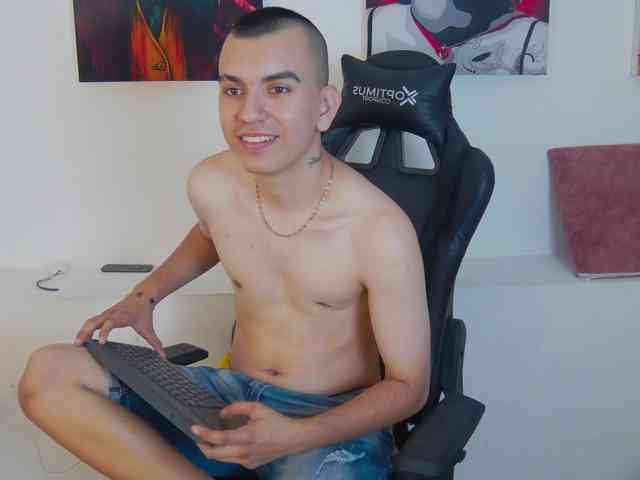 Rowan-Cleyy Sex Cam Show