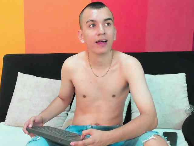 Rowan-Cleyy Sex Cam Show
