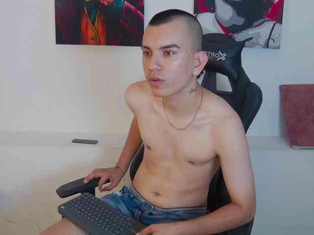 Rowan-Cleyy Sex Cam Show