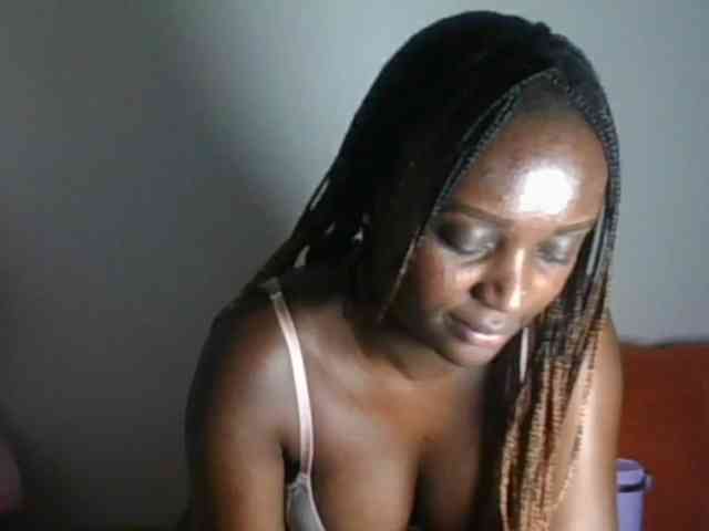 Model: PetiteAsshley