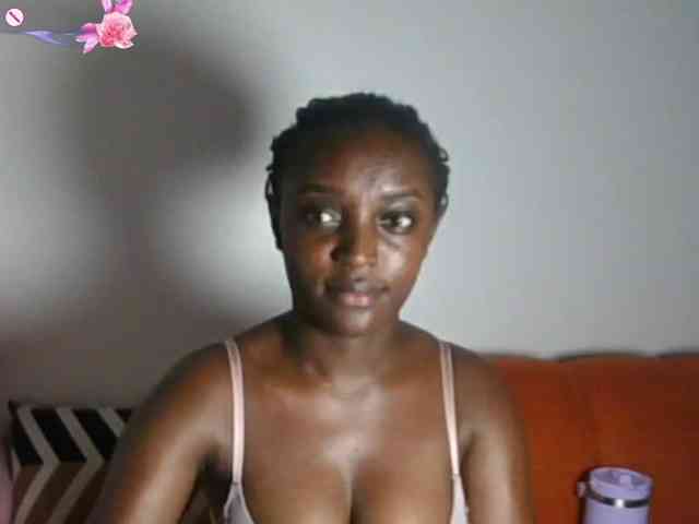 Model: PetiteAsshley